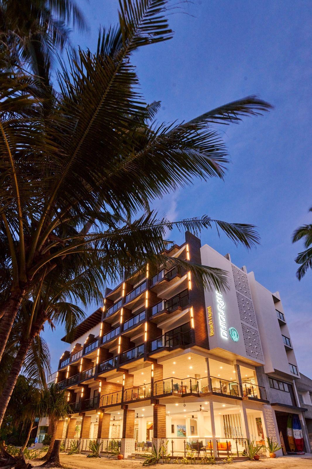 Beach Hotel Dhigurah tra le palme al calare della sera